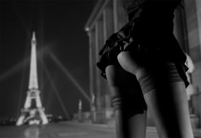 фотографирует свою попку Девушка с фотоаппаратом в ножках фотографирует свою попку. Попки девушек,  красивые сексуальные попки